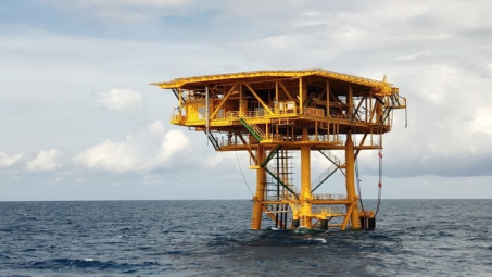 Vietsovpetro đón dòng dầu thương mại đầu tiên từ Giàn BK-19