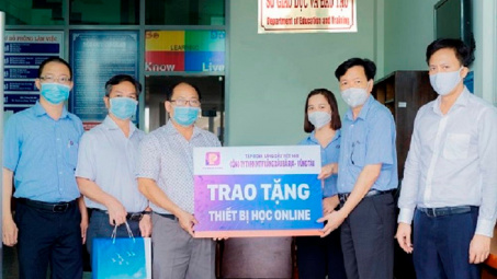 Petrolimex Bà Rịa- Vũng Tàu tặng 20 điện thoại giúp học sinh học trực tuyến