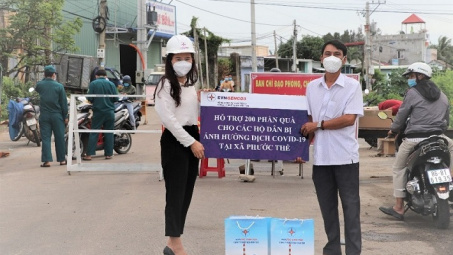 [Truyền thống Công Thương] Công ty Nhiệt điện Vĩnh Tân tặng 200 phần quà cho các hộ dân tại vùng đỏ huyện Tuy Phong
