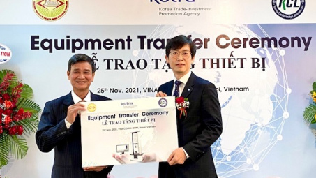 IEMM đón nhận máy thử kéo nén đa năng do KCL trao tặng