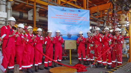 Cửu Long JOC gắn biển công trình “Dự án khai thác khí mỏ Sư Tử Trắng giai đoạn 2A”