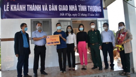 Công ty Nhôm Đắk Nông - TKV tặng 10 căn nhà tình thương