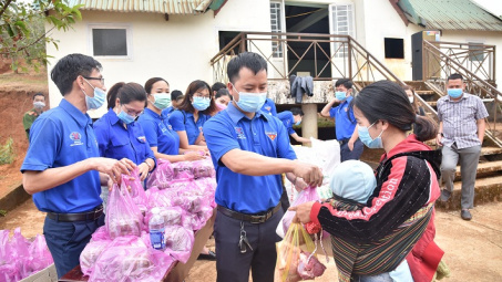 Công ty Nhôm Đắk Nông: Trao hơn 170 suất quà cho người dân Bon Kết nghĩa dịp Tết Tân Sửu