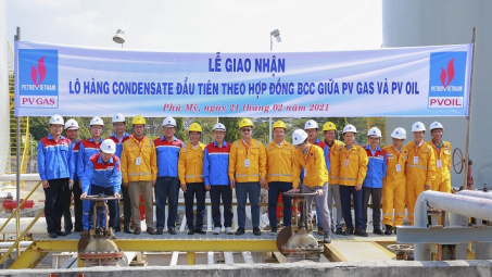 PV GAS và PVOIL giao nhận lô condensate đầu tiên theo hợp đồng BCC