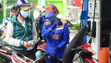 Giá xăng RON95-III 18.084 đồng/lít