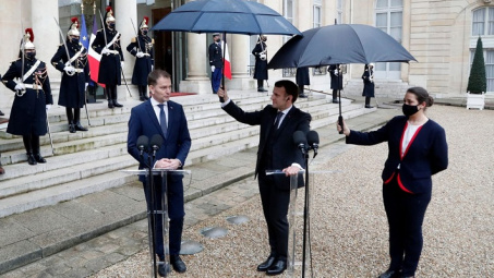 [Quốc tế nổi bật] Hành động đẹp của ông Macron