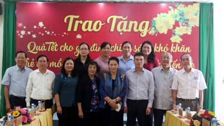 Chủ tịch Quốc hội Nguyễn Thị Kim Ngân tham dự lễ trao quà Tết tại tỉnh Bến Tre