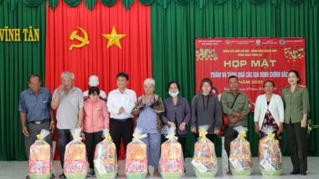 Công ty Nhiệt điện Vĩnh Tân tặng quà chúc tết gia đình chính sách tại xã Vĩnh Tân