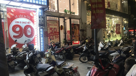 Thị trường thời trang nhộn nhịp giảm giá dịp Tết