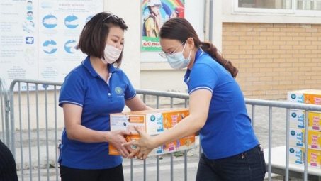 Gần 24,000 ly sữa Nutricare trao gửi tới người dân vùng dịch Covid-19 trong dịp Tết Nguyên Đán 2021