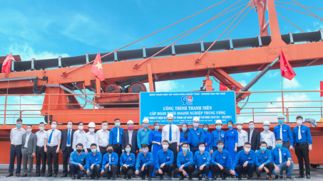 Đoàn Thanh niên TKV: Gắn biển công trình Cụm Cảng Điền Công chào mừng Ngày thành lập Đoàn TNCS Hồ Chí Minh