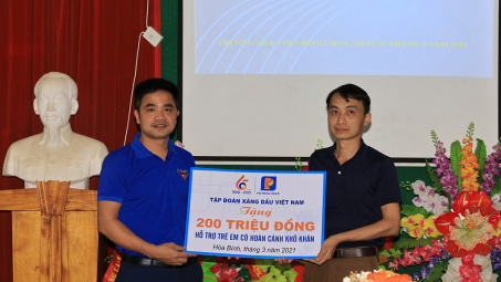"Phòng máy vi tính" dành tặng trẻ em khó khăn tại trường TH&THCS Tân Dân, Hòa Bình