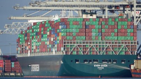 Kênh đào Suez kẹt cứng, giá cước vận tải container có thể tăng cao