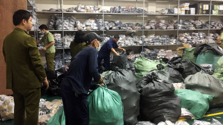 Tiếp tục triệt phá cơ sở kinh doanh giày, dép giả mạo nhãn hiệu tại Hà Nội