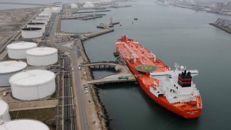 Giá dầu thô tăng nhẹ, OPEC+ có thể tiếp tục duy trì cắt giảm sản lượng khai thác