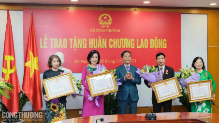 Trao Huân chương Lao động cho nguyên lãnh đạo các đơn vị thuộc Bộ Công Thương