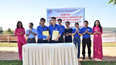 Đoàn Thanh niên Công ty Nhôm Đắk Nông gắn biển công trình “ Vườn Cây Thanh niên”