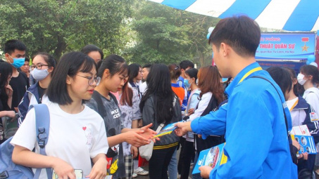 Đại học Điện lực thu hút đông đảo sĩ tử tham gia tư vấn tuyển sinh tại gian hàng