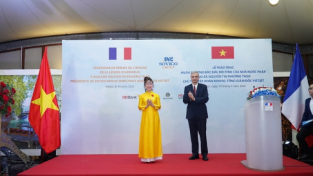 Nữ doanh nhân Nguyễn Thị Phương Thảo nhận Huân chương Bắc đẩu bội tinh của Nhà nước Pháp trao tặng