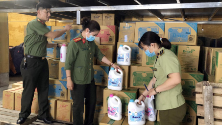 Bắt quả tang cơ sở sản xuất nước giặt giả, giá bán 70.000 đồng/thùng