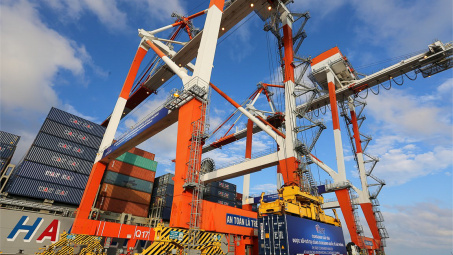 Thế giới tăng cường mua hàng từ Việt Nam, đẩy mạnh chuyển dịch khỏi Trung Quốc