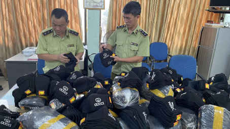 Gần 2.000 khẩu trang có dấu hiệu giả mạo nhãn hiệu GUCCI, PUMA bị thu giữ