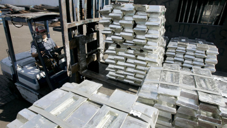 Giá thiếc tiệm cận mức cao nhất 10 năm, Trung Quốc tích trữ mạnh thiếc