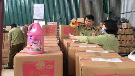 Đột kích cơ sở sản xuất nước giặt bằng "công nghệ xô chậu"