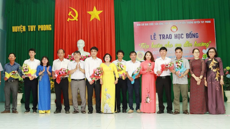 Nhà máy Nhiệt điện Vĩnh Tân 4: Trao 20 suất học bổng “Tiếp bước cho em đến trường”