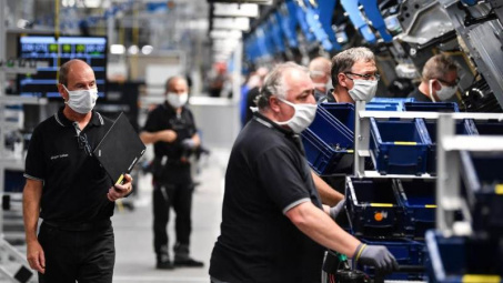 Hoạt động sản xuất chế tạo tại Eurozone tăng cao kỷ lục