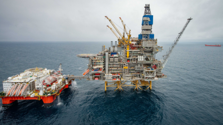 Giá dầu thô tăng nhẹ khi đồng USD chạm đáy thấp nhất 2 tuần