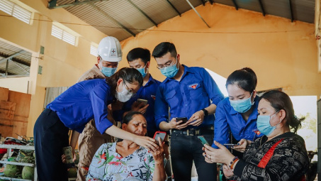 Đoàn Thanh niên Vĩnh Tân 4 phát khẩu trang và nước rửa tay sát khuẩn miễn phí phòng, chống dịch