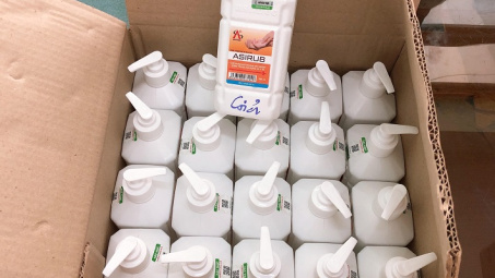 QLTT Hà Nội ngăn chặn kịp thời số lượng lớn nước rửa tay sát khuẩn giả nhãn hiệu ASIRUB