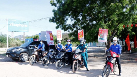 Đoàn viên Công ty Nhiệt điện Vĩnh Tân tuyên truyền bầu cử