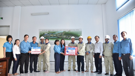 Công đoàn TKV tặng quà động viên người lao động Công ty Nhôm Đắk Nông