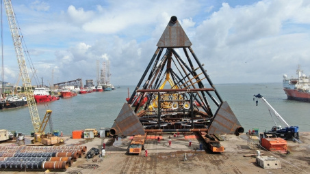 Vietsovpetro hạ thủy thành công Chân đế giàn BK-19 mỏ Bạch Hổ