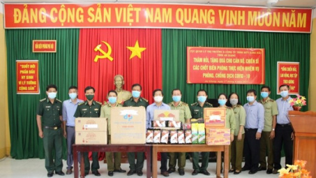 Cục QLTT An Giang và Petrolimex An Giang  tặng quà các chốt biên phòng