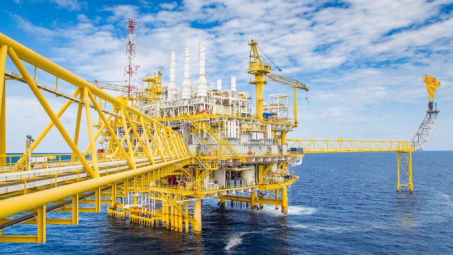 Giá dầu thô Brent vượt 70 USD/thùng, chạm đỉnh 15 tháng trở lại đây