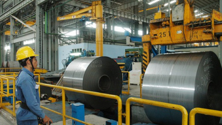 Thấy gì từ việc giá thép giảm?