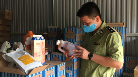 Đột xuất kiểm tra kho nguyên liệu trà sữa cực lớn tại Hà Nội