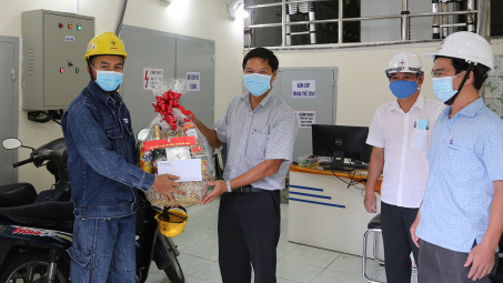 Hơn 700 triệu đồng hỗ trợ công nhân trực đảm bảo cấp điện phòng, chống Covid-19