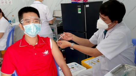 Người dầu khí đồng lòng hưởng ứng chiến dịch tiêm vắc - xin, thực hiện mục tiêu kép