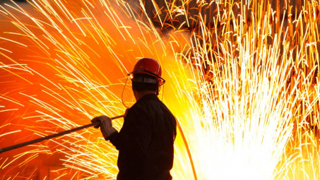 Giá quặng sắt bật tăng, Trung Quốc tăng cường sản xuất thép trở lại