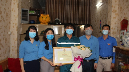 Khen thưởng thợ mỏ dũng cảm cứu người bị nạn