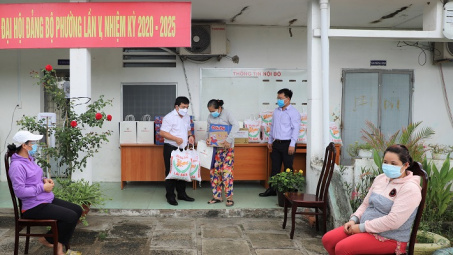 EVNGENCO 3: Trao quà cho người dân bị ảnh hưởng bởi dịch COVID-19