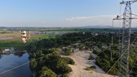 Truyền tải điện Quảng Ngãi sử dụng "xe đạp ra dây" bảo dưỡng dây chống sét bị đứt