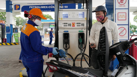 Giá xăng giữ nguyên, giá dầu giảm nhẹ