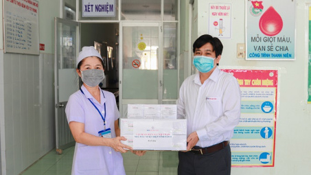 Nhiệt điện Vĩnh Tân 4 trao tặng 300 bộ xét nghiệm test nhanh COVID-19