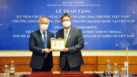 Trao Kỷ niệm chương ngành Công Thương cho Tham tán Thương mại Hàn Quốc tại Việt Nam