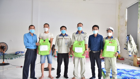 Công đoàn Nhôm Đắk Nông tăng quà động viên người lao động, đoàn kết vượt qua đại dịch
